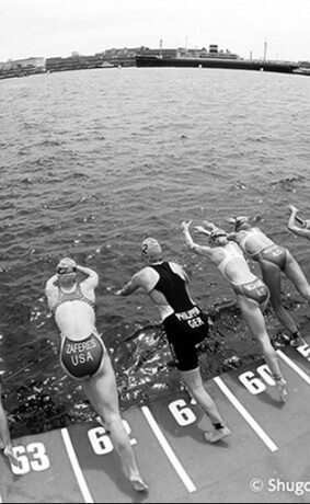 三項鐵人比賽-游泳項目比賽黑白圖片